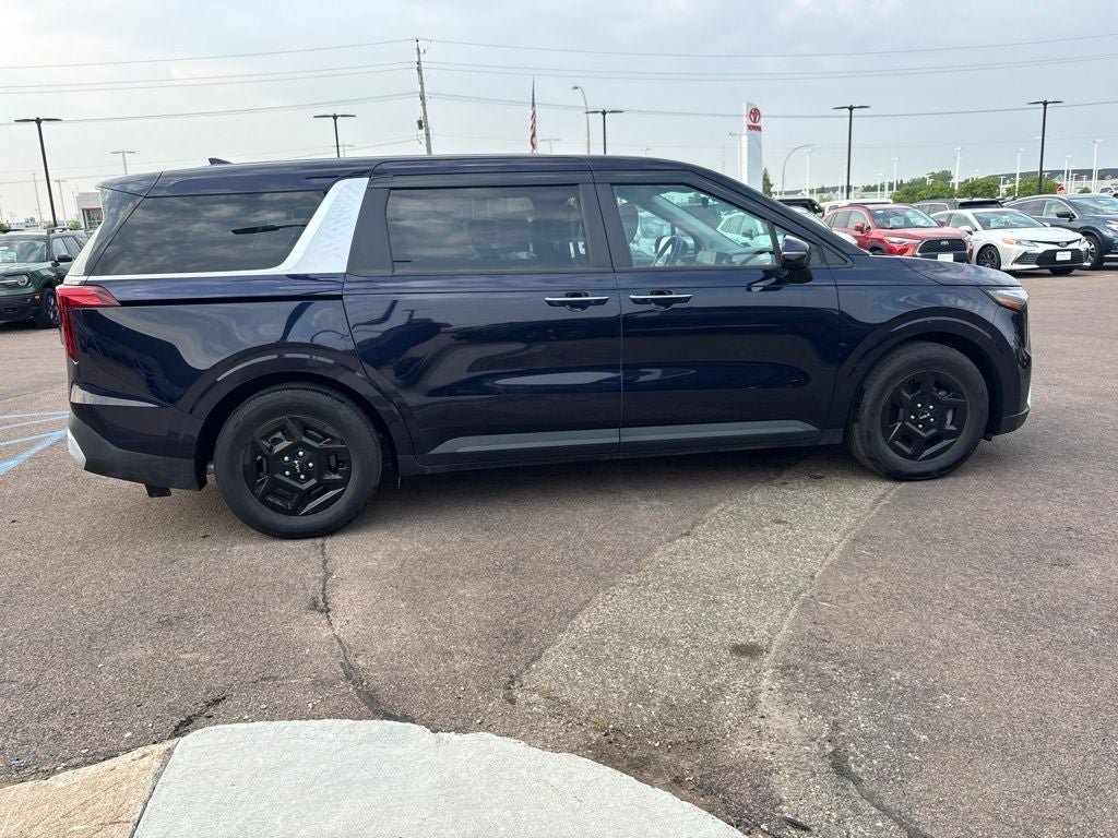 Used 2025 Kia Carnival FWD image 4