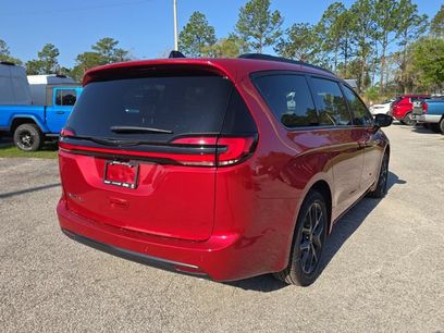 New 2026 Chrysler Pacifica Select w/ S Appearance Package