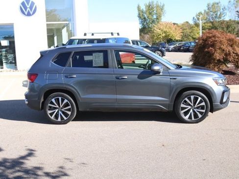 Used 2022 Volkswagen Taos SE image 2