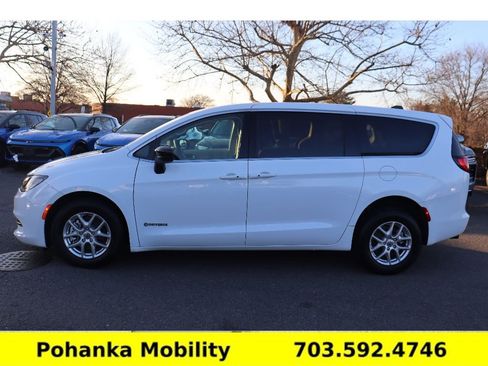 Used 2024 Chrysler Voyager LX FWD image 6