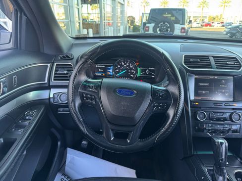 Used 2016 Ford Explorer XLT w/ Equipment Group 202A image 9