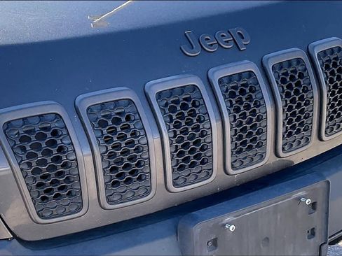 Used 2019 Jeep Cherokee Trailhawk w/ Cold Weather Group image 29