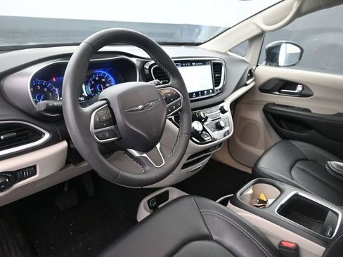 Used 2024 Chrysler Pacifica Touring-L FWD image 20