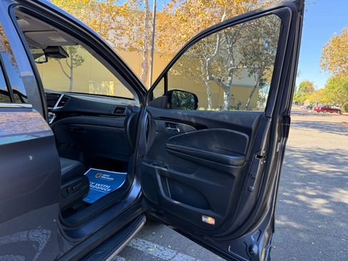 Used 2018 Honda Pilot Touring image 30
