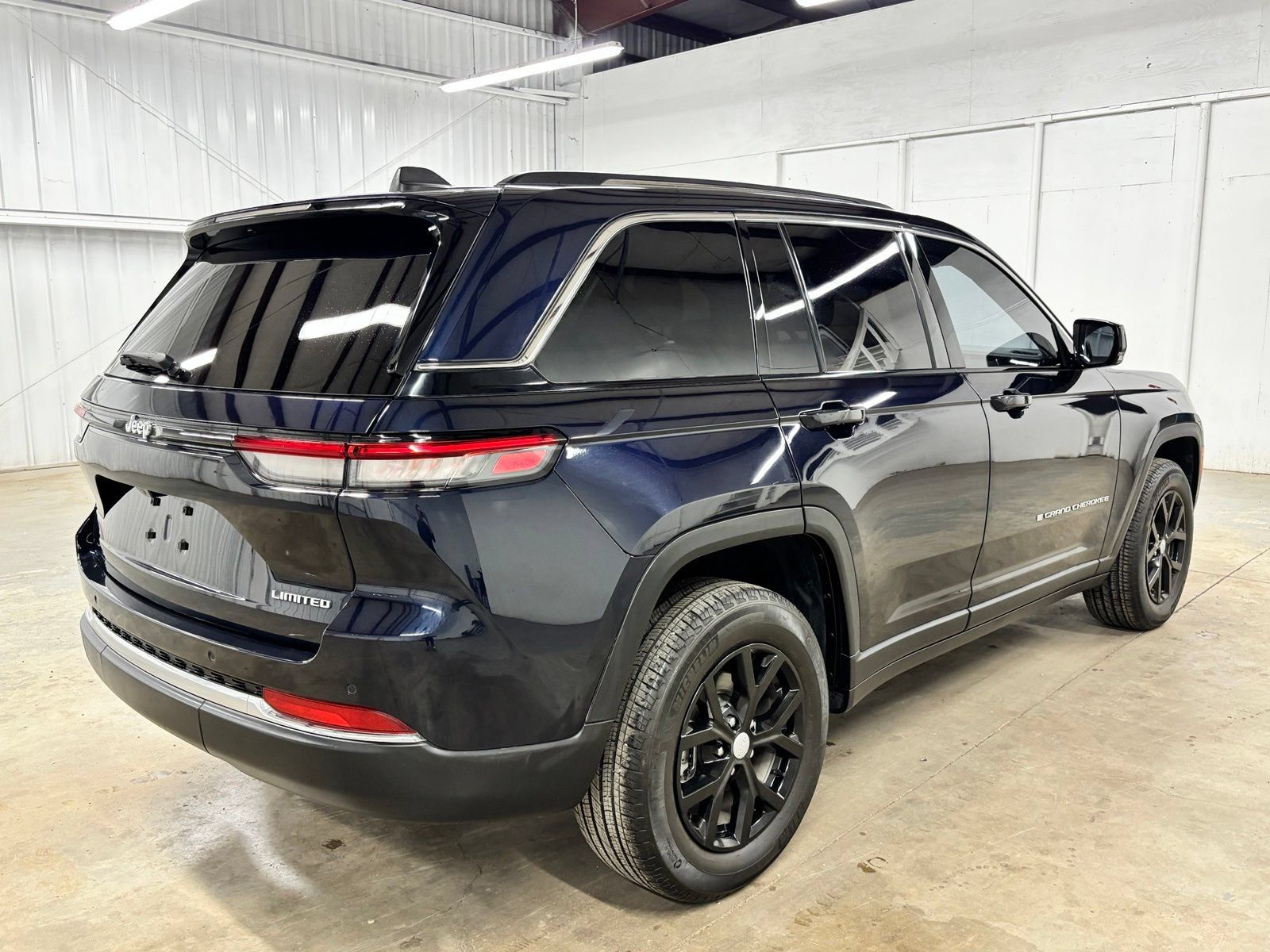 Used 2023 Jeep Grand Cherokee Limited RWD image 7