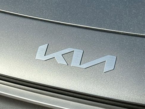 Certified 2025 Kia Niro EX image 16