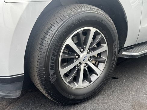 Used 2018 Ford Expedition XLT w/ Equipment Group 202A AWD/4WD image 32