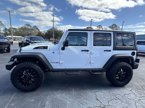 Used 2018 Jeep Wrangler Unlimited Rubicon w/ Connectivity Group image 7