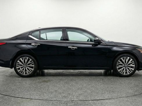 Used 2025 Nissan Altima 2.5 SV image 11