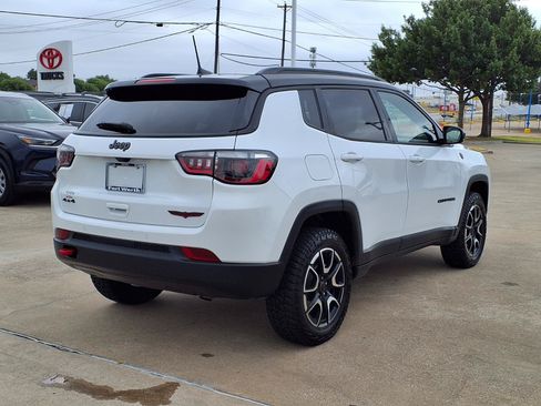 Used 2025 Jeep Compass Trailhawk AWD/4WD image 9