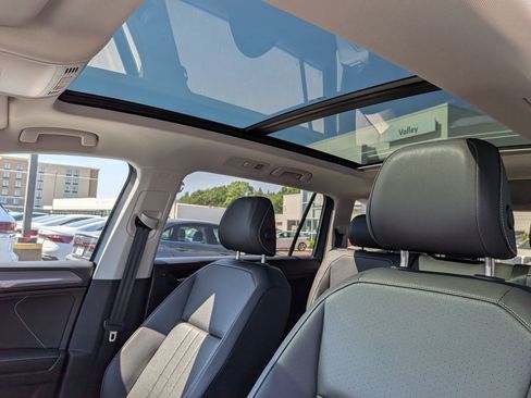 Used 2023 Volkswagen Tiguan SE w/ Panoramic Sunroof Package image 16