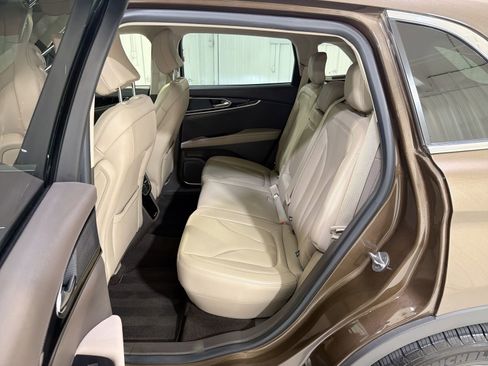 Used 2022 Lincoln Nautilus FWD w/ Premium Package image 24