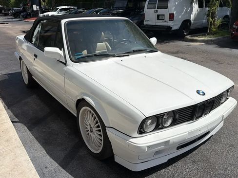 Used 1991 BMW 325i Convertible RWD image 2