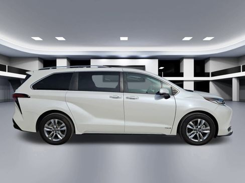Used 2021 Toyota Sienna Limited image 7