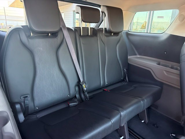 Used 2025 Kia Carnival FWD image 16