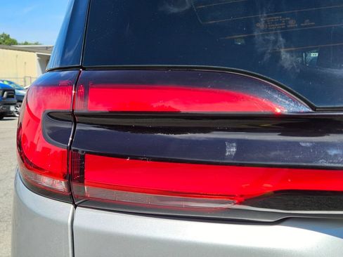 Used 2024 Chrysler Pacifica Touring-L FWD image 9