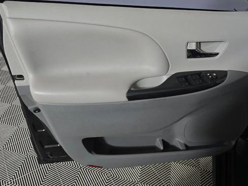 Used 2014 Toyota Sienna SE image 11