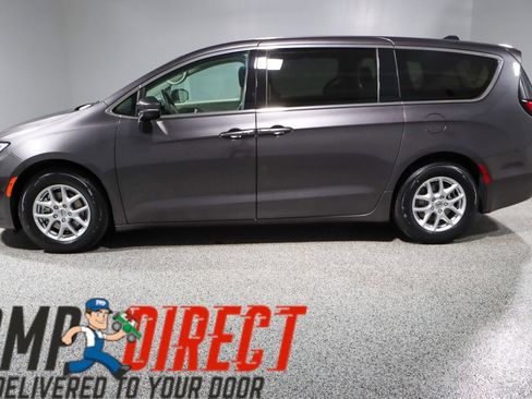Used 2023 Chrysler Pacifica Touring-L FWD image 10