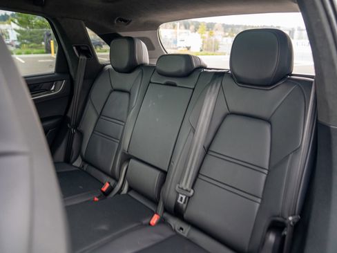 Certified 2025 Porsche Cayenne Turbo AWD/4WD image 23