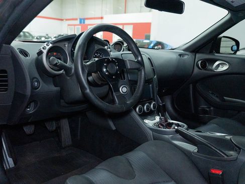 Used 2016 Nissan 370Z Coupe RWD image 16