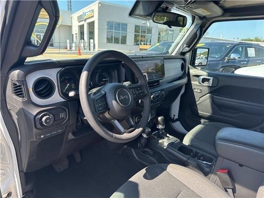 Used 2024 Jeep Wrangler Unlimited AWD/4WD image 40