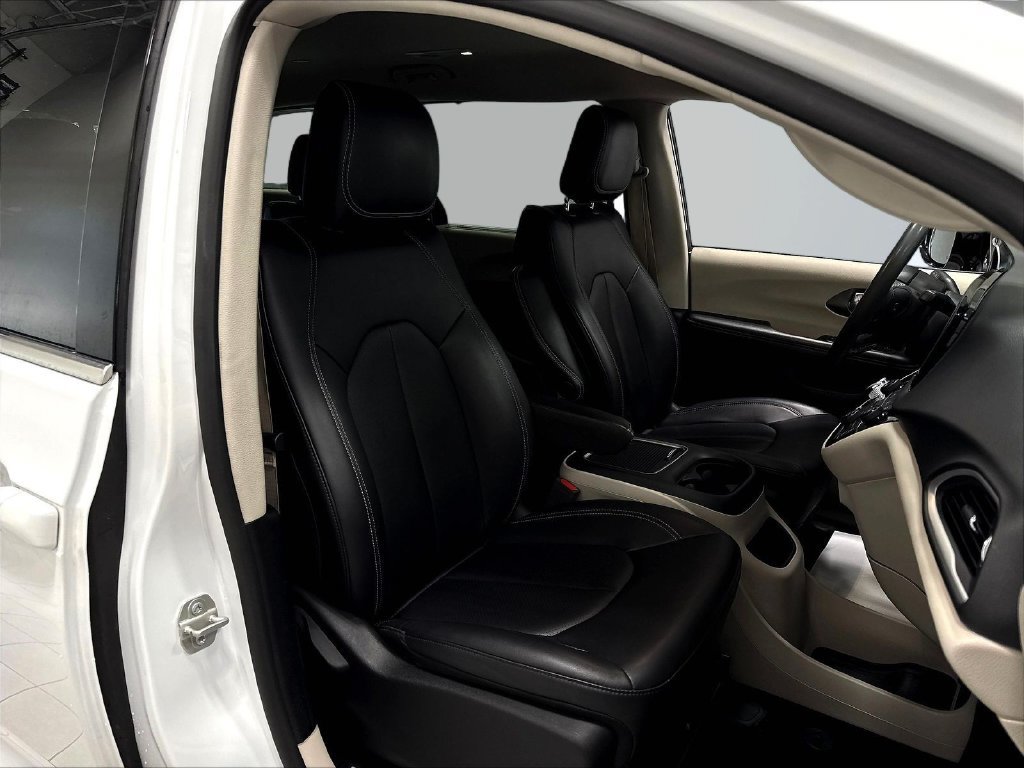 Used 2024 Chrysler Pacifica Touring-L FWD image 32