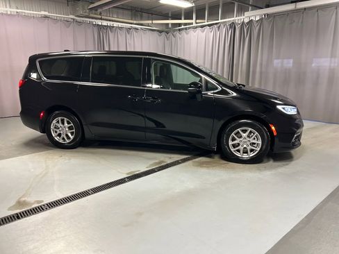 Used 2024 Chrysler Pacifica Touring-L image 8