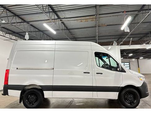 Used 2024 Mercedes-Benz Sprinter 2500 image 11