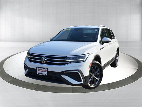 Used 2022 Volkswagen Tiguan SE image 1