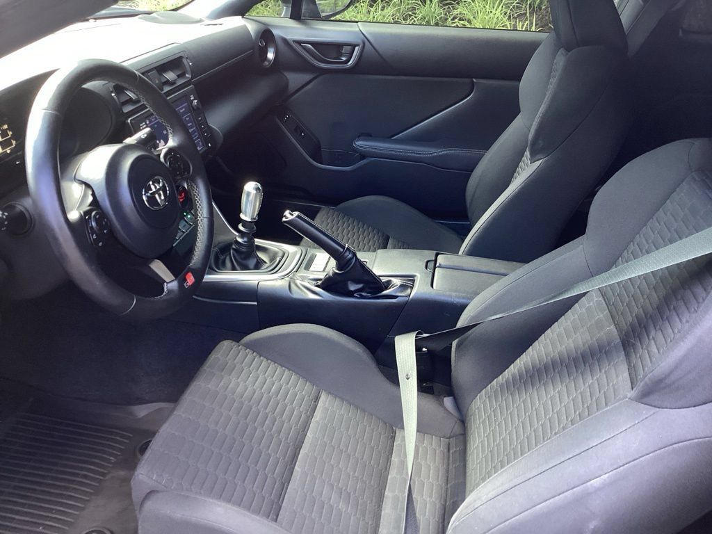 Used 2022 Toyota GR86 w/ ALL Weather Mat Package (TMS) RWD image 4
