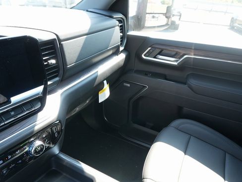New 2025 GMC Sierra 2500 SLT w/ SLT Premium Package image 31