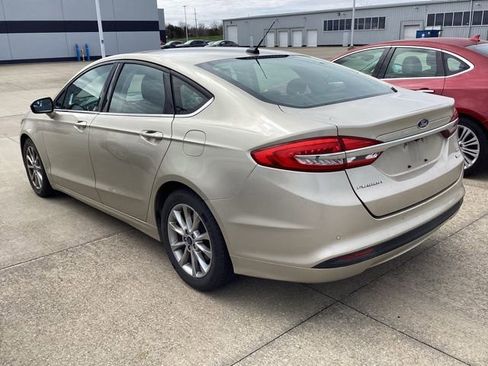 Used 2017 Ford Fusion SE w/ Fusion SE Technology Package image 12
