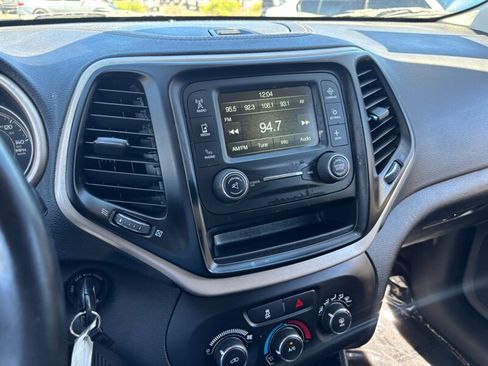 Used 2018 Jeep Cherokee Latitude w/ Altitude Package FWD image 10