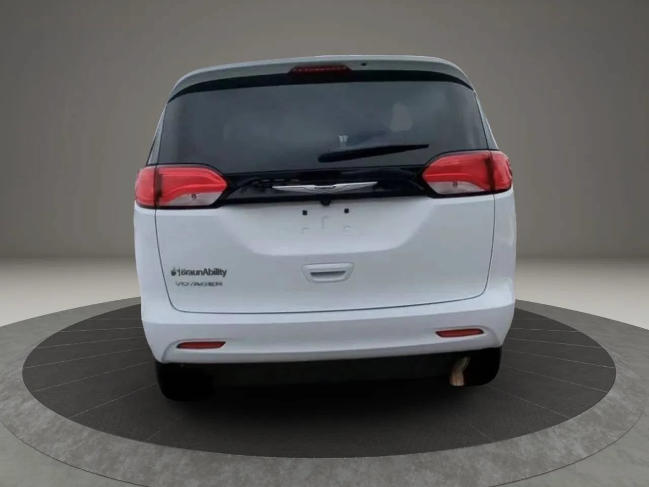 Used 2023 Chrysler Voyager LX FWD image 4