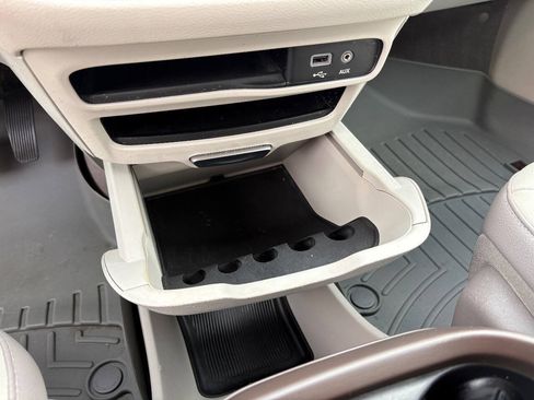Used 2018 Chrysler Pacifica Touring-L FWD image 23