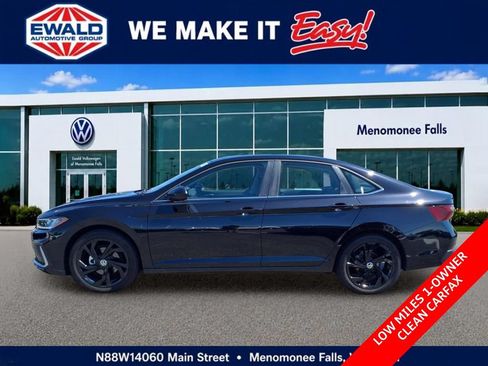 Used 2025 Volkswagen Jetta SE w/ Sunroof Package FWD image 4