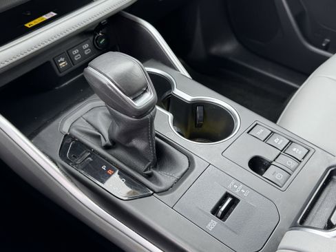 Used 2023 Toyota Highlander XLE AWD/4WD image 30