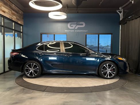 Used 2019 Toyota Camry SE FWD image 2