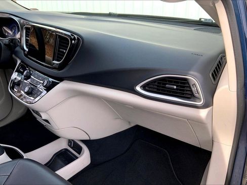 Used 2024 Chrysler Pacifica Touring-L image 14