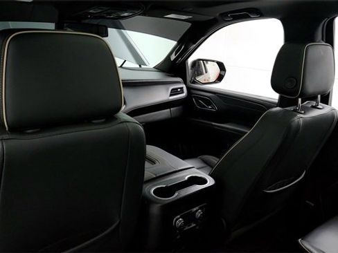 Used 2023 GMC Yukon SLT w/ SLT Luxury Package image 19