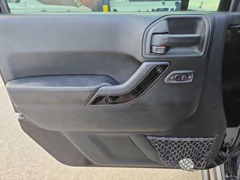 Used 2017 Jeep Wrangler Unlimited Sahara AWD/4WD image 15