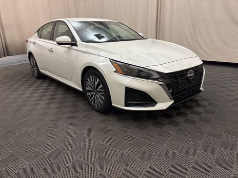 Used 2023 Nissan Altima 2.5 SV image 3