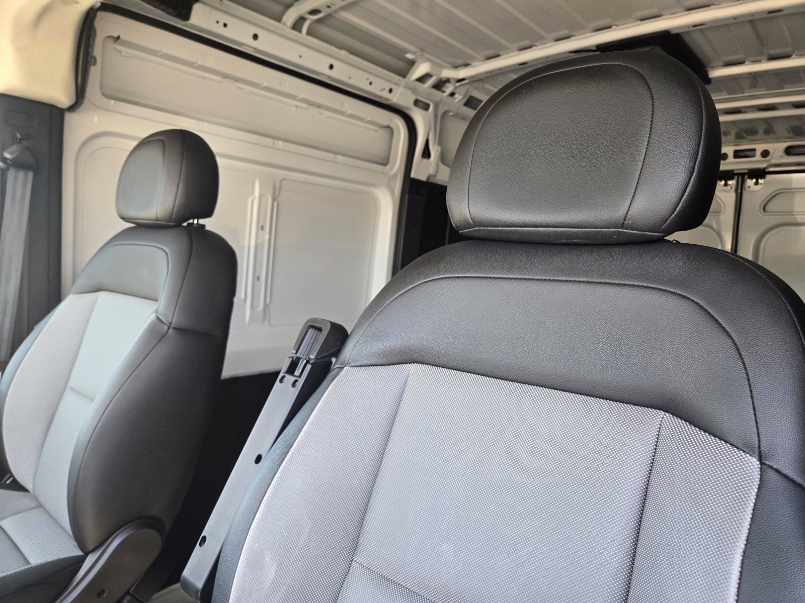 Used 2025 RAM ProMaster 2500 w/ Convenience Group FWD image 14
