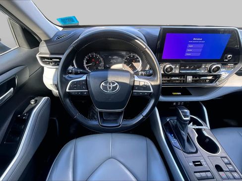 Used 2023 Toyota Highlander XLE AWD/4WD image 6
