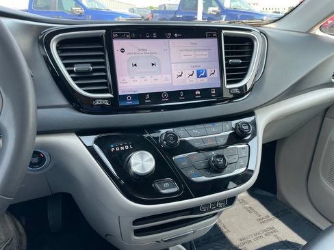 Used 2023 Chrysler Pacifica Touring-L FWD image 11
