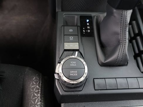 Used 2025 Toyota 4Runner SR5 AWD/4WD image 23