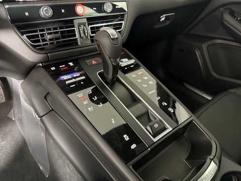 Certified 2026 Porsche Macan S AWD/4WD image 33