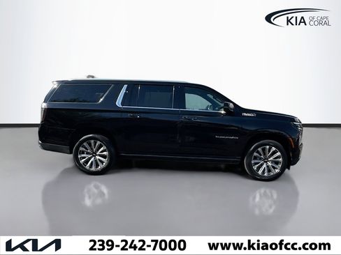Used 2025 Chevrolet Suburban High Country AWD/4WD image 6