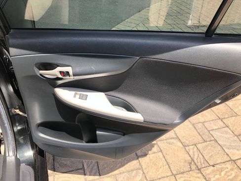 Used 2013 Toyota Corolla LE FWD image 30