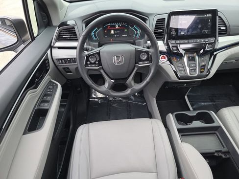 Used 2023 Honda Odyssey Touring image 2